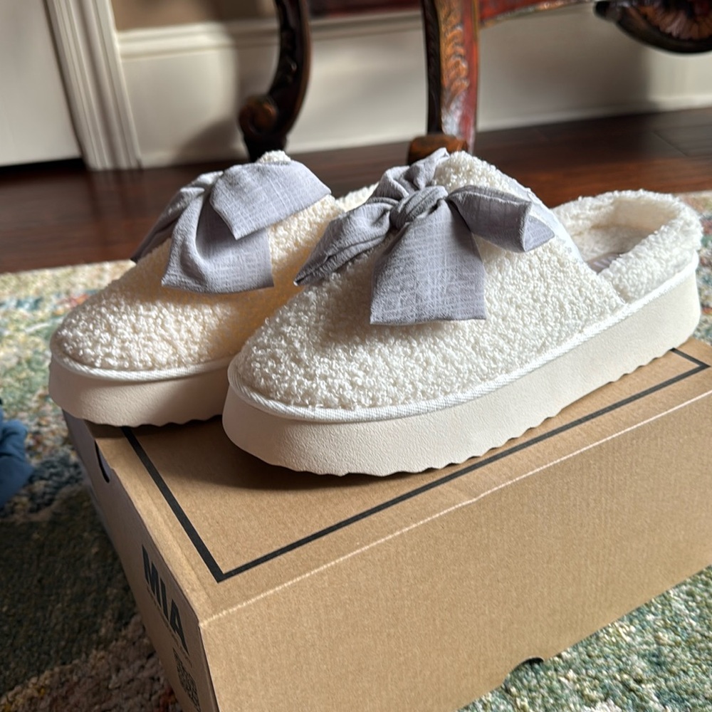 MIA IMANI SHEARL SLIPPERS IN SZ 8…NEW IN BOX…NICE!!!